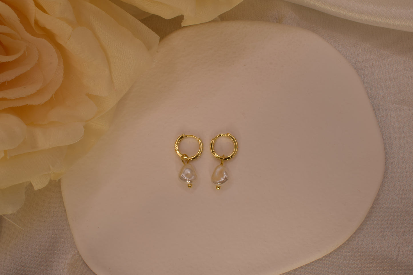 Grace Pearl Drops Earring Gold